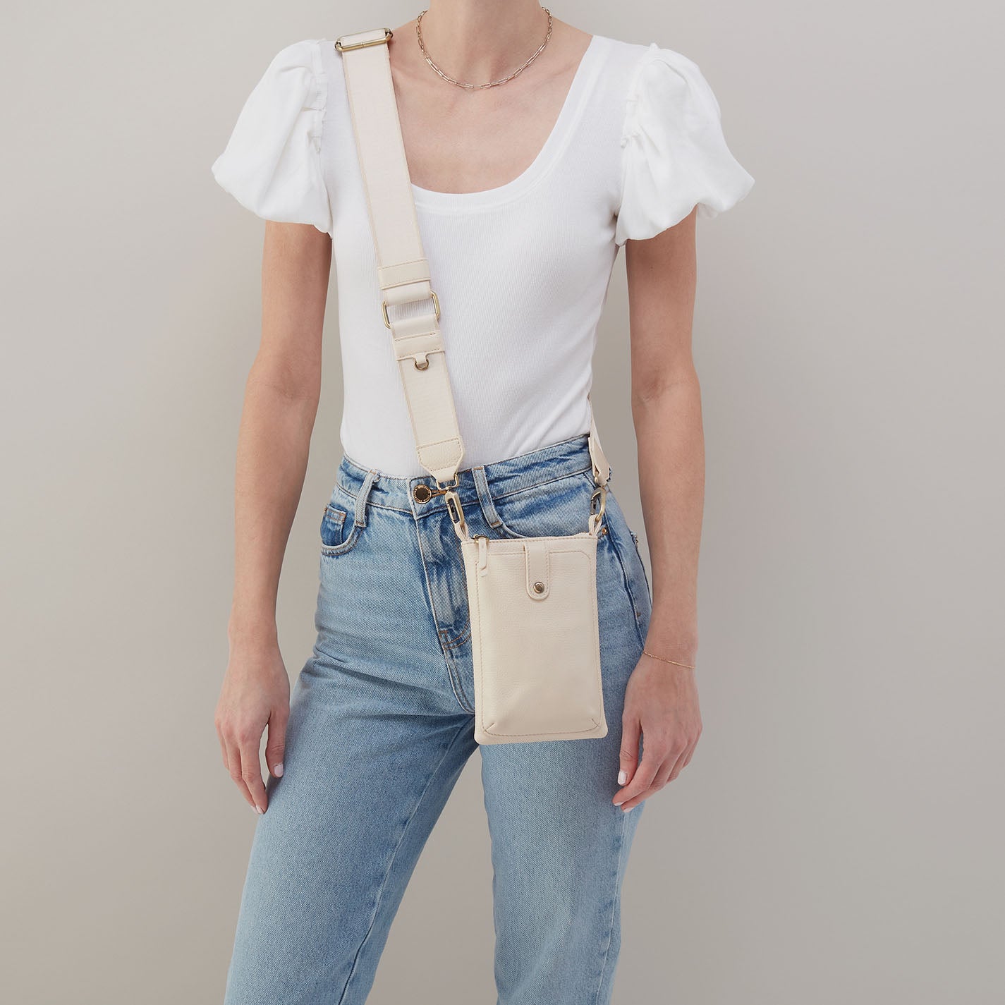 Cass Phone Crossbody In Pebbled Leather – Cream - HOBO