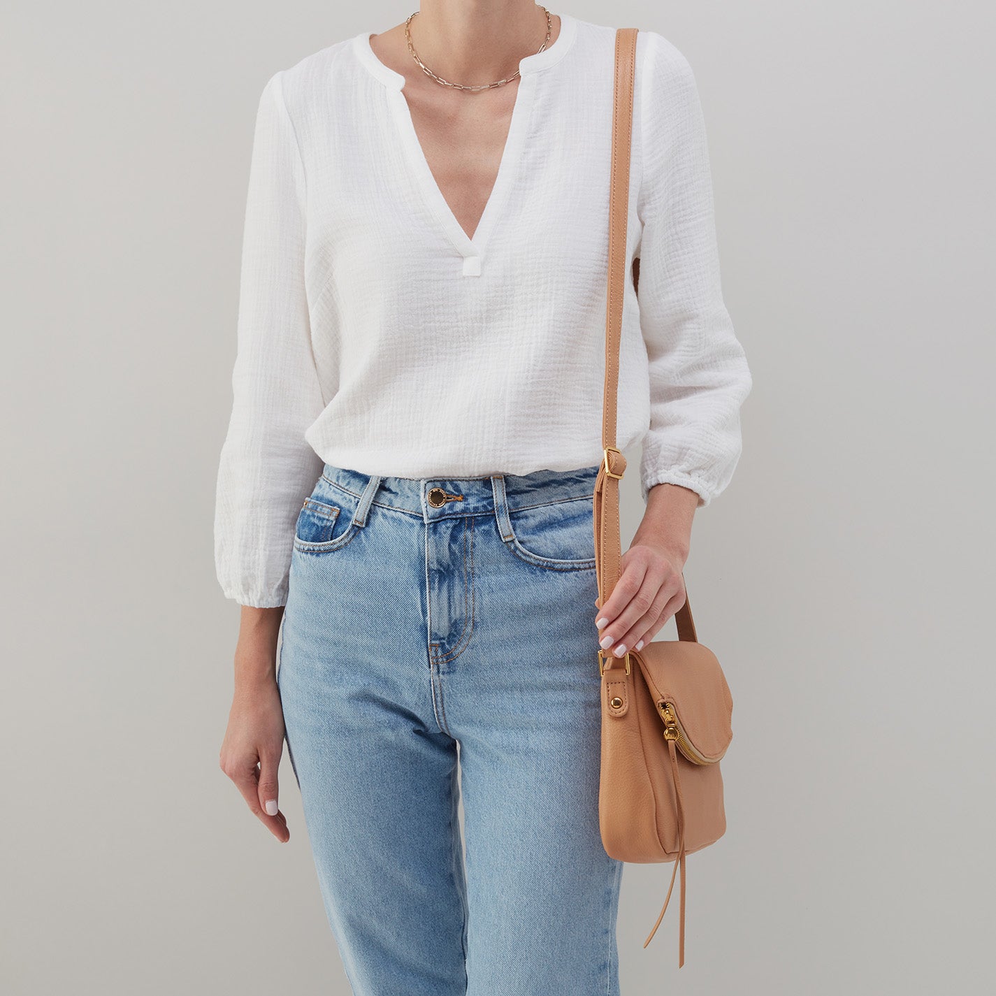 Fern Messenger Crossbody In Pebbled Leather – Sandstorm - HOBO