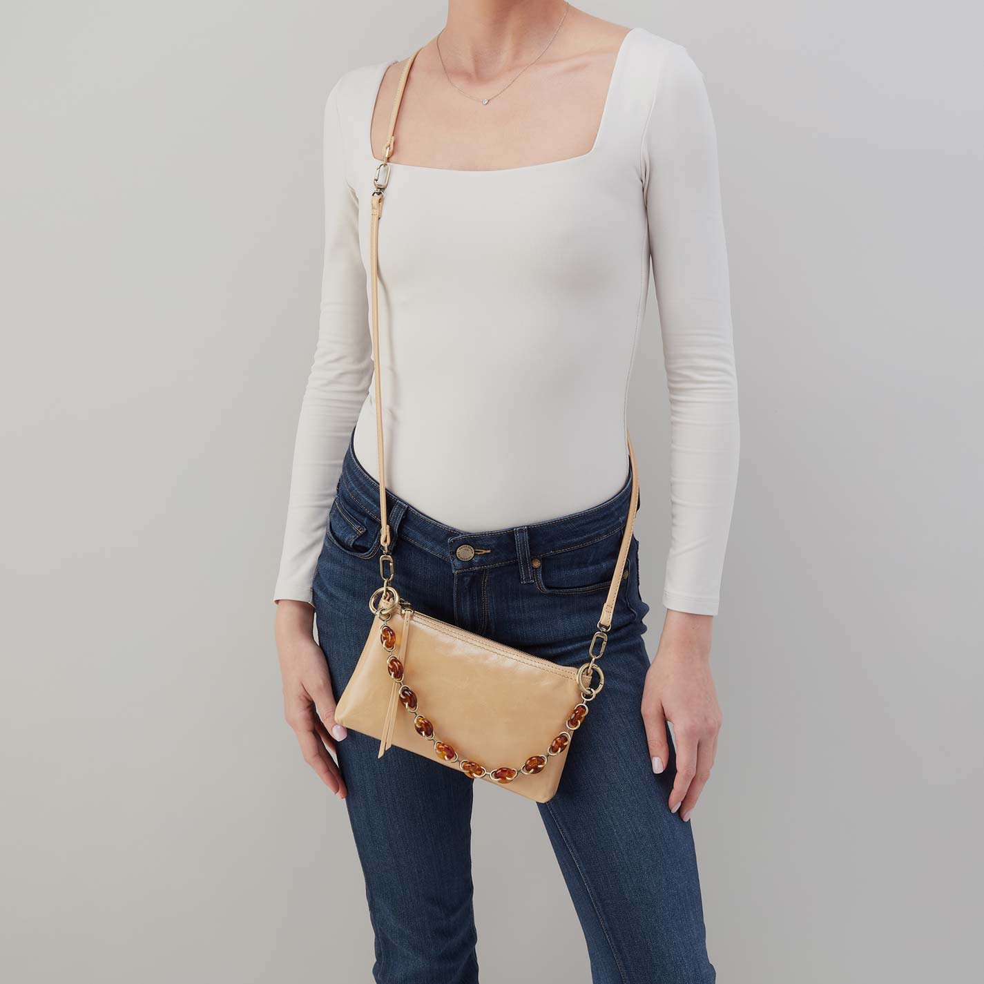 Darcy Crossbody in Polished Leather – Desert Sand - HOBO