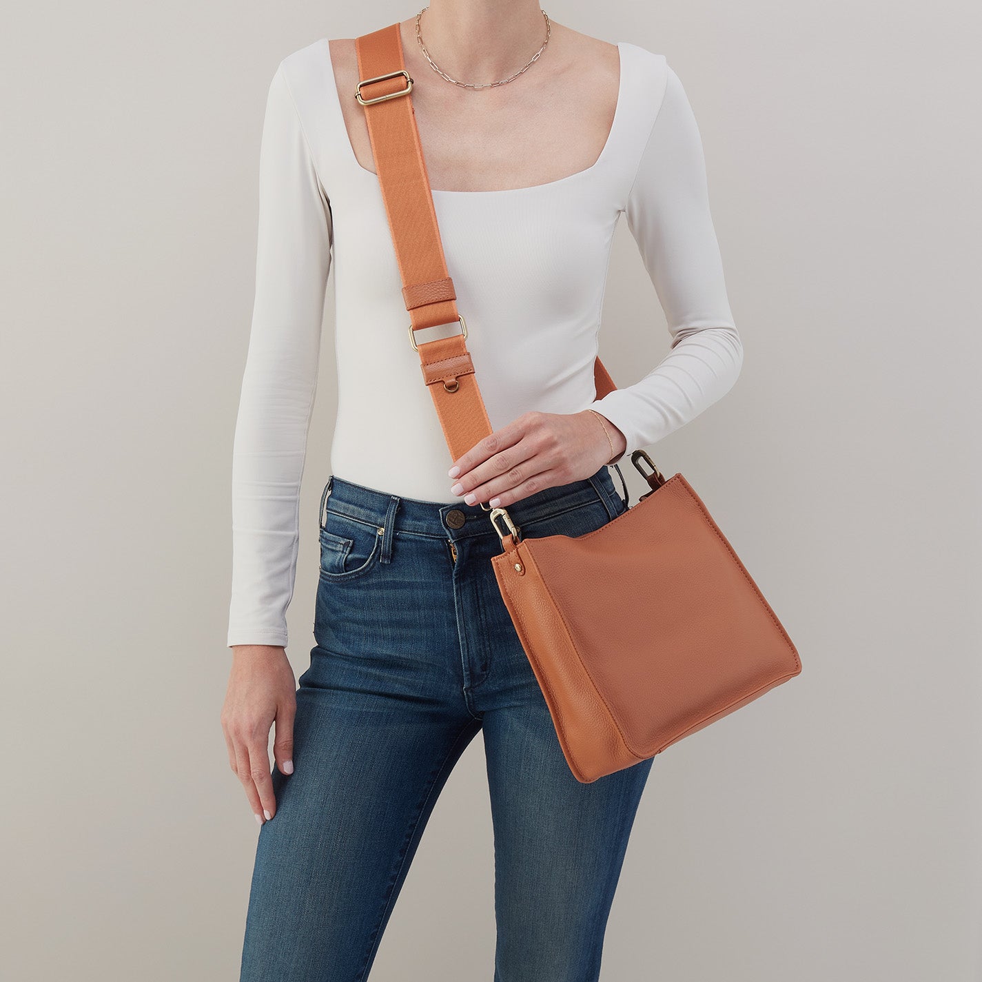 Cass Crossbody In Pebbled Leather – Butterscotch - HOBO