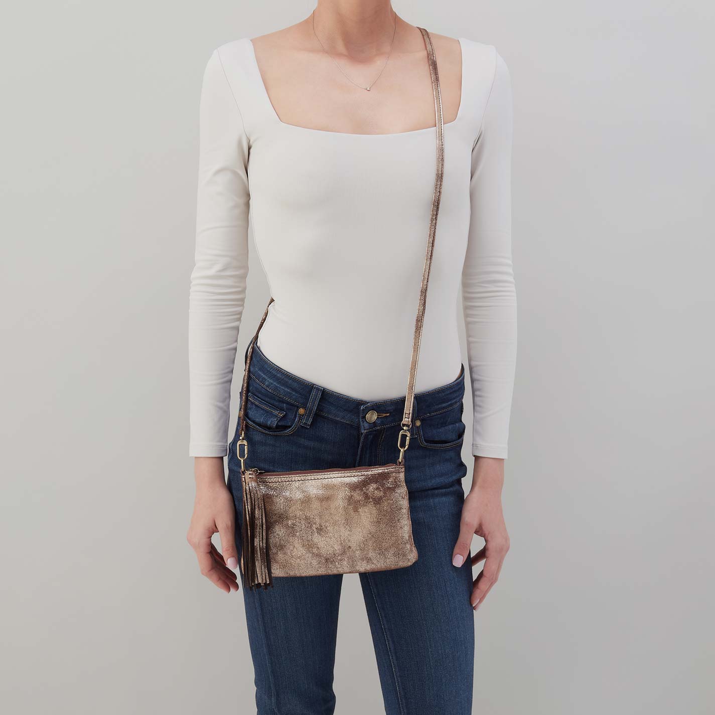 Darcy Crossbody in Metallic Leather – Cocoa Platinum - HOBO