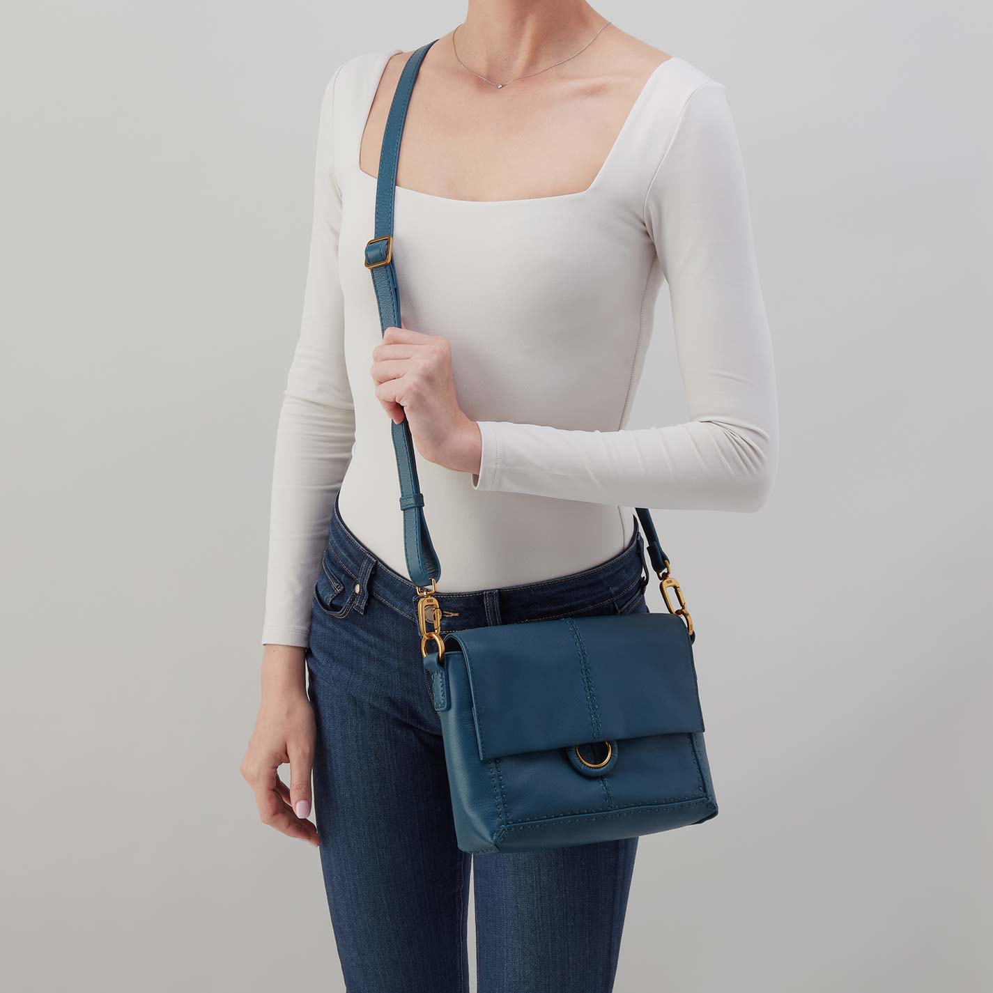 Austin Flap Crossbody in Pebbled Leather – Peacock Feather - HOBO