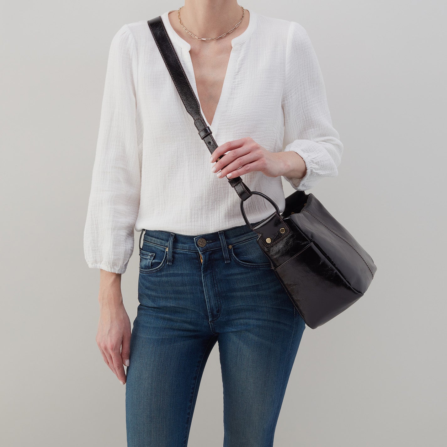 Sheila Crossbody In Polished Leather – Light Grey - HOBO