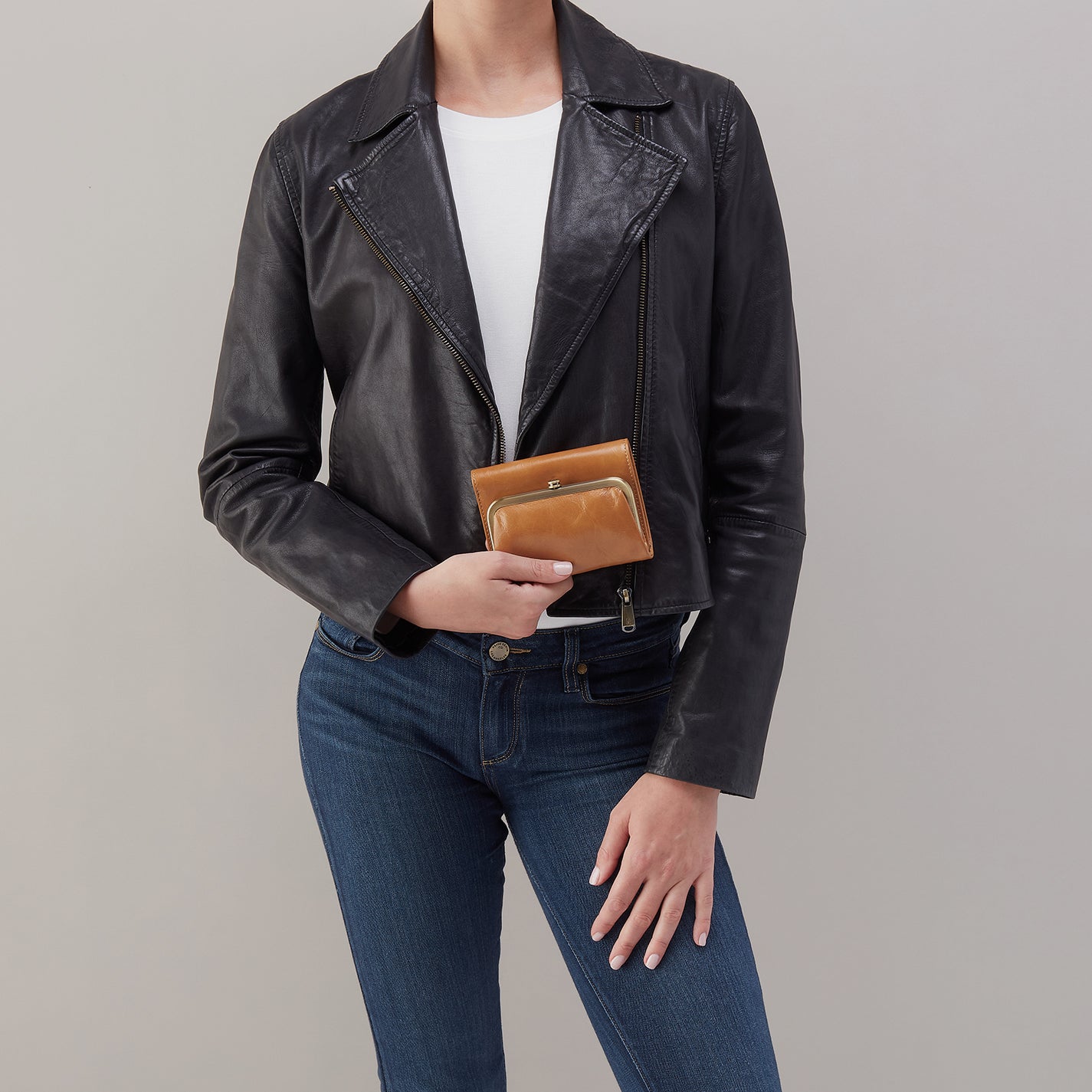 Robin Compact Wallet in Polished Leather – Truffle - HOBO
