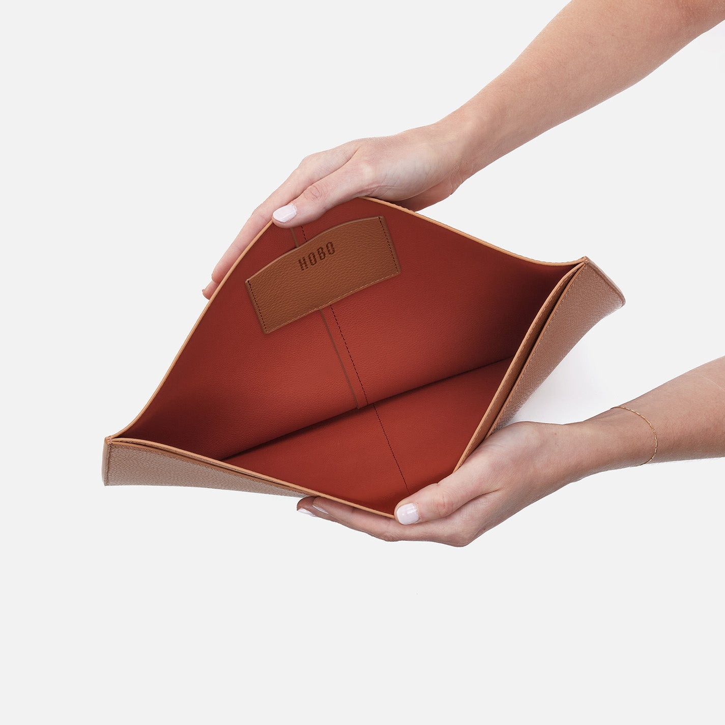 Vida Large Laptop Sleeve in Micro Pebbled Leather – Biscuit - HOBO