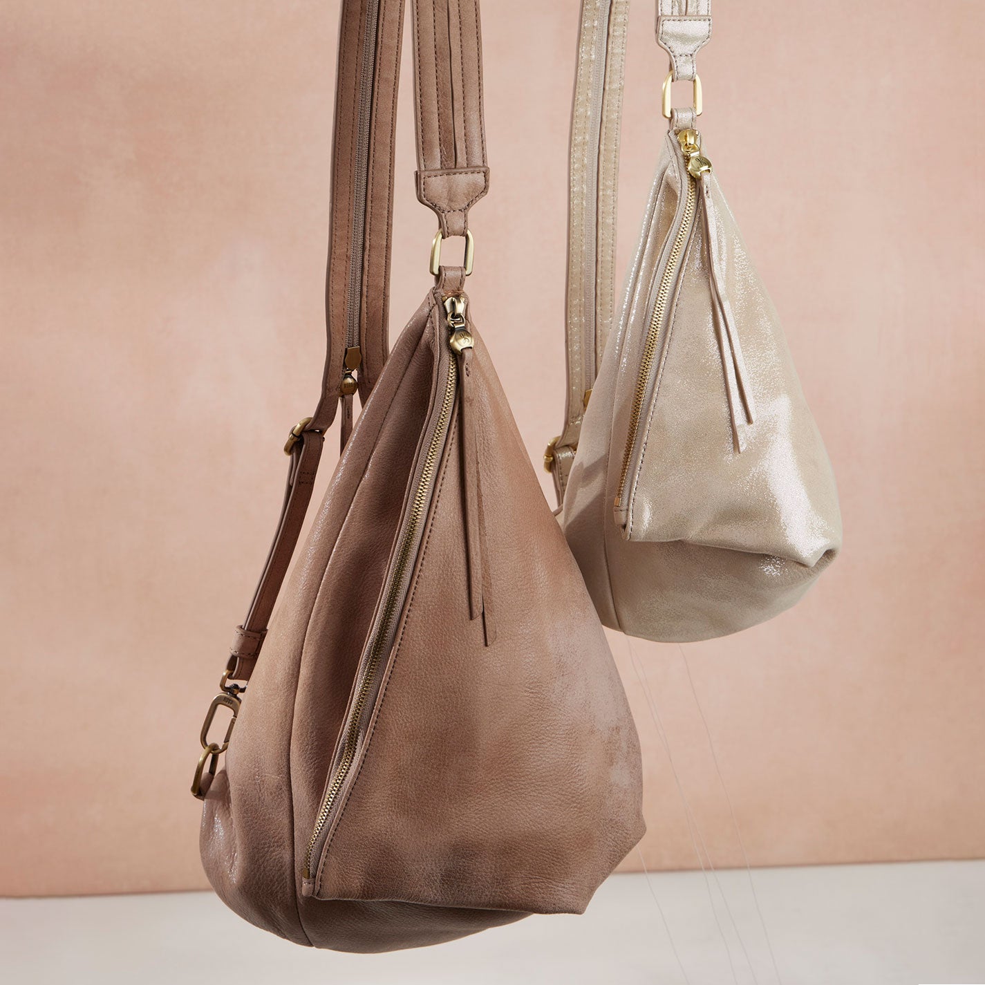 Sway Small Sling In Metallic Leather – Sand Shimmer - HOBO