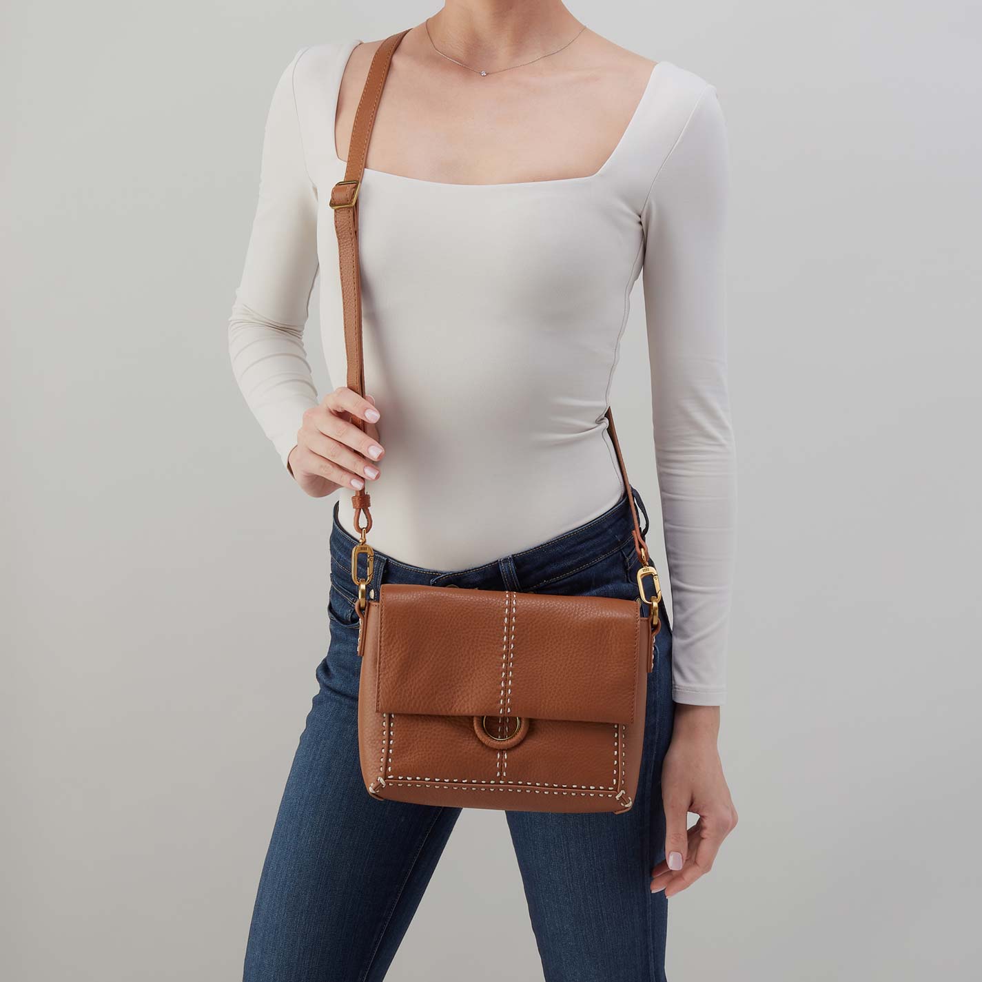 Austin Flap Crossbody in Pebbled Leather – Warm Honey - HOBO