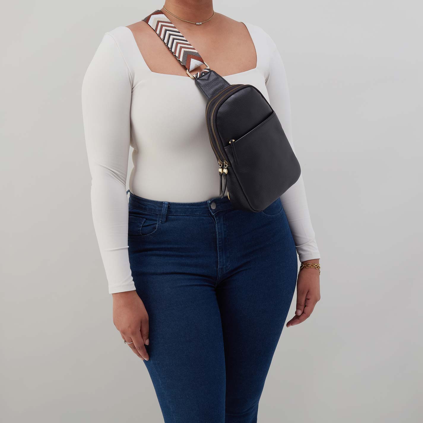 Cass Sling in Pebbled Leather – Black - HOBO