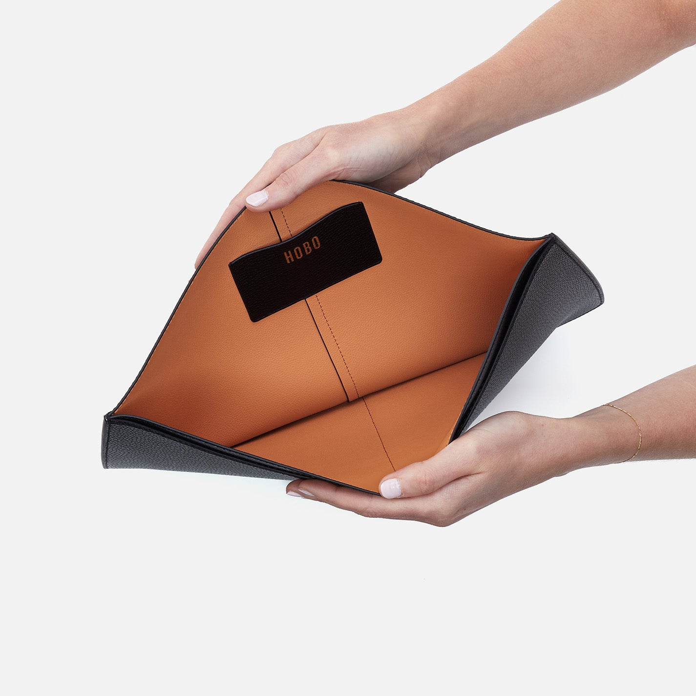 Vida Large Laptop Sleeve in Micro Pebbled Leather – Black - HOBO