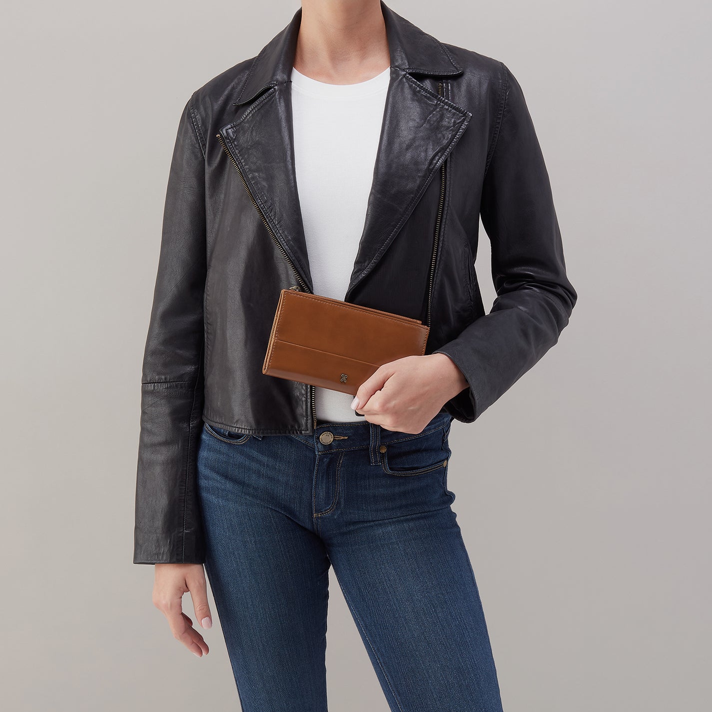 Jill Large Bifold Wallet in Polished Leather – Truffle - HOBO