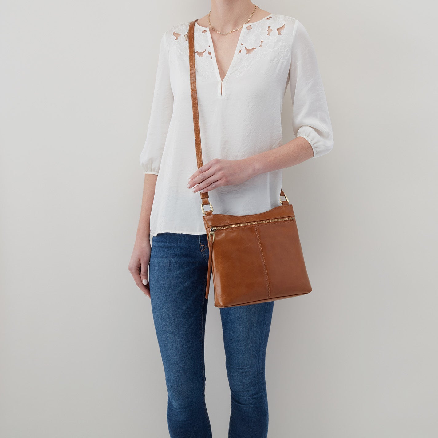 Cambel Crossbody in Polished Leather – Truffle - HOBO