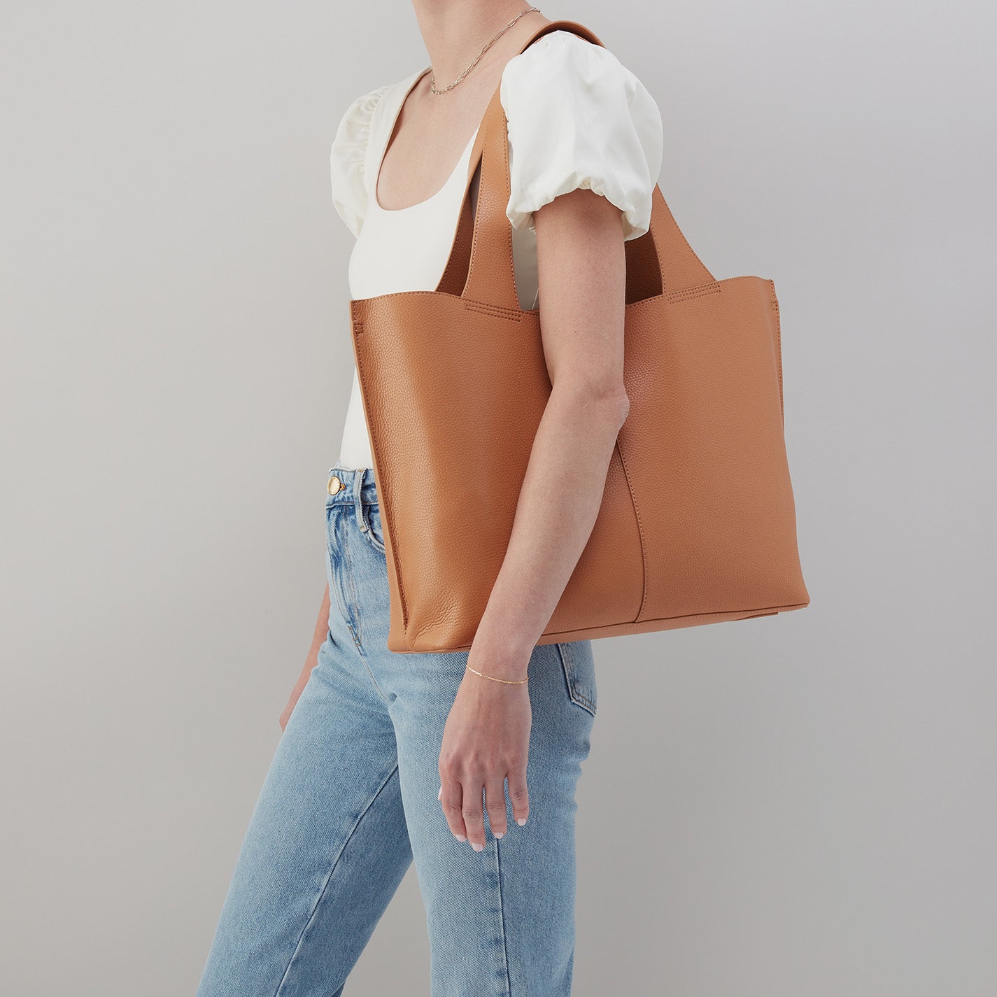 Vida Large Tote in Micro Pebbled Leather – Biscuit - HOBO