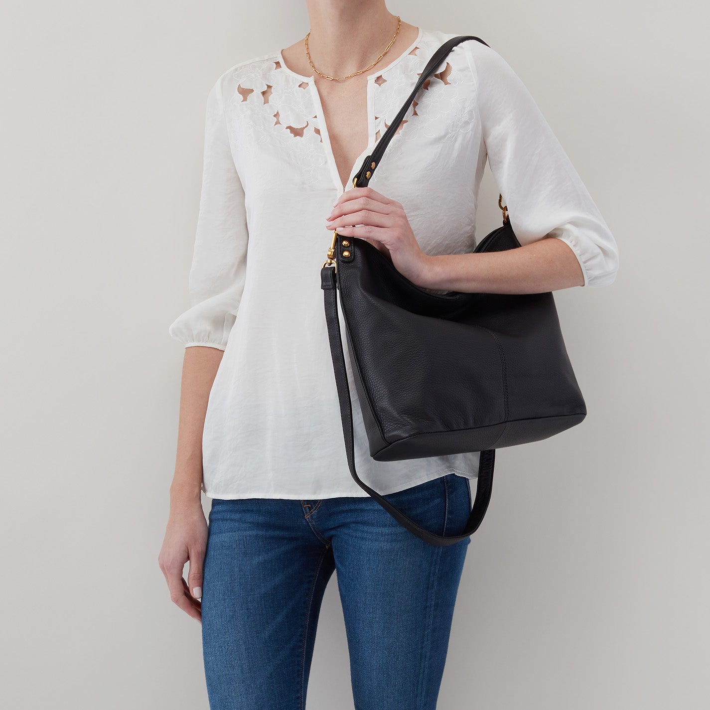 Pier Shoulder Bag in Pebbled Leather – Black - HOBO