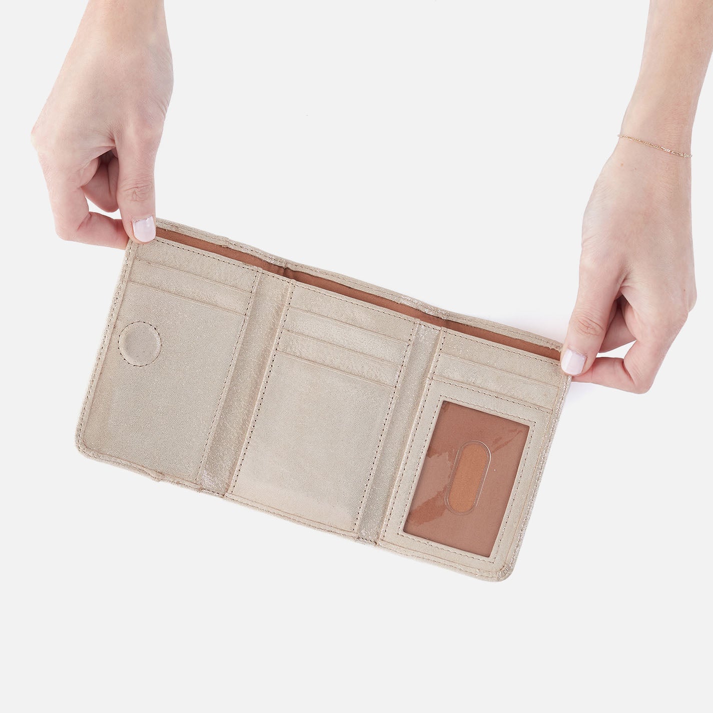 Jill Trifold Wallet In Metallic Leather – Sand Shimmer - HOBO