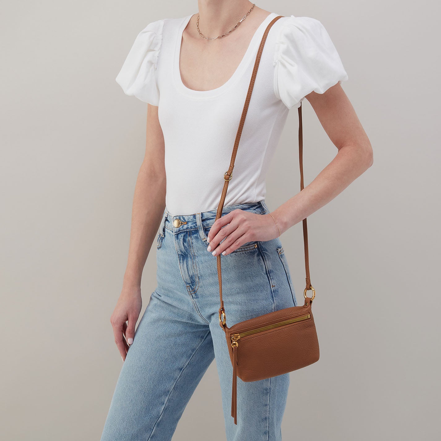 Run About Crossbody In Pebbled Leather – Warm Honey - HOBO
