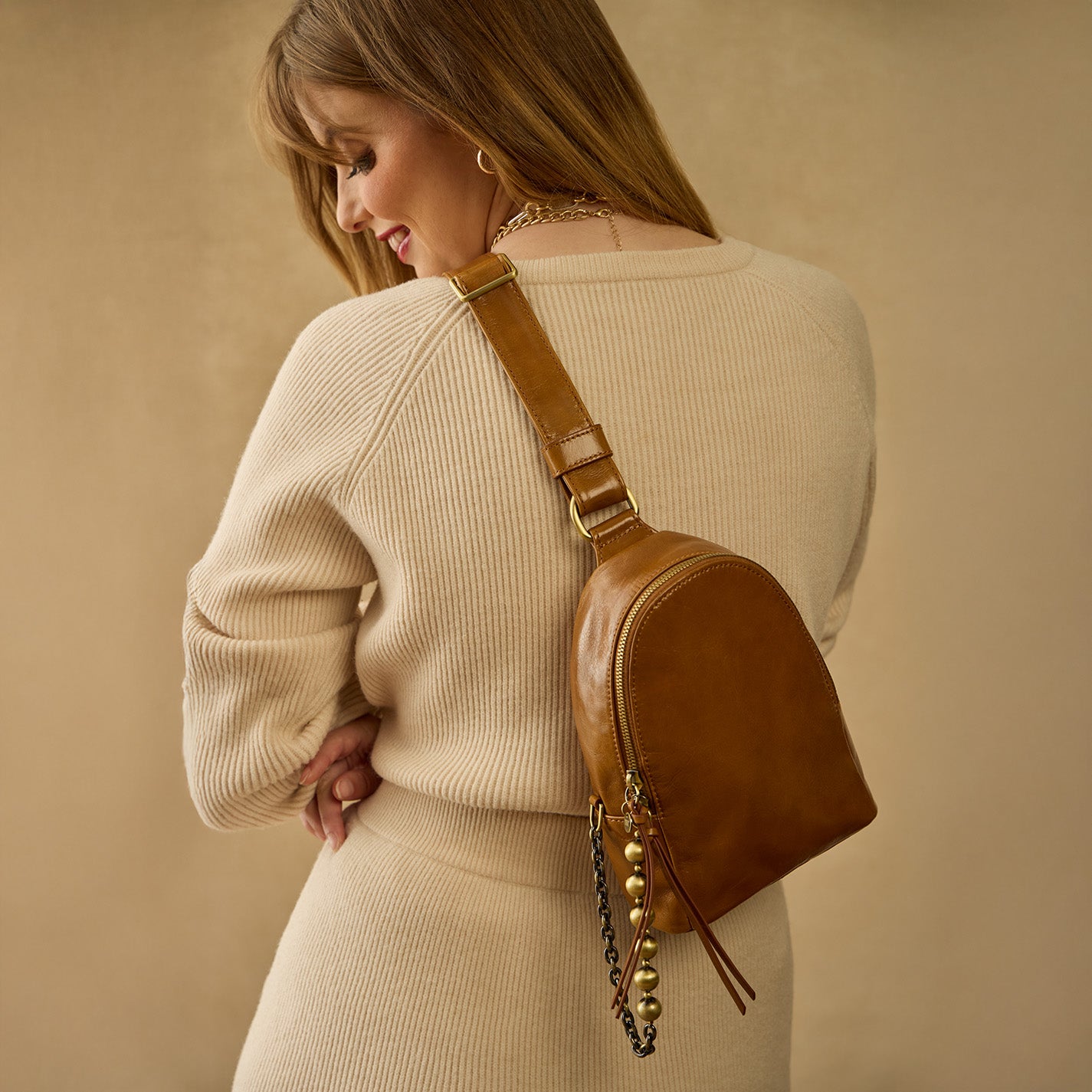 Fern Sling in Polished Leather – Truffle - HOBO