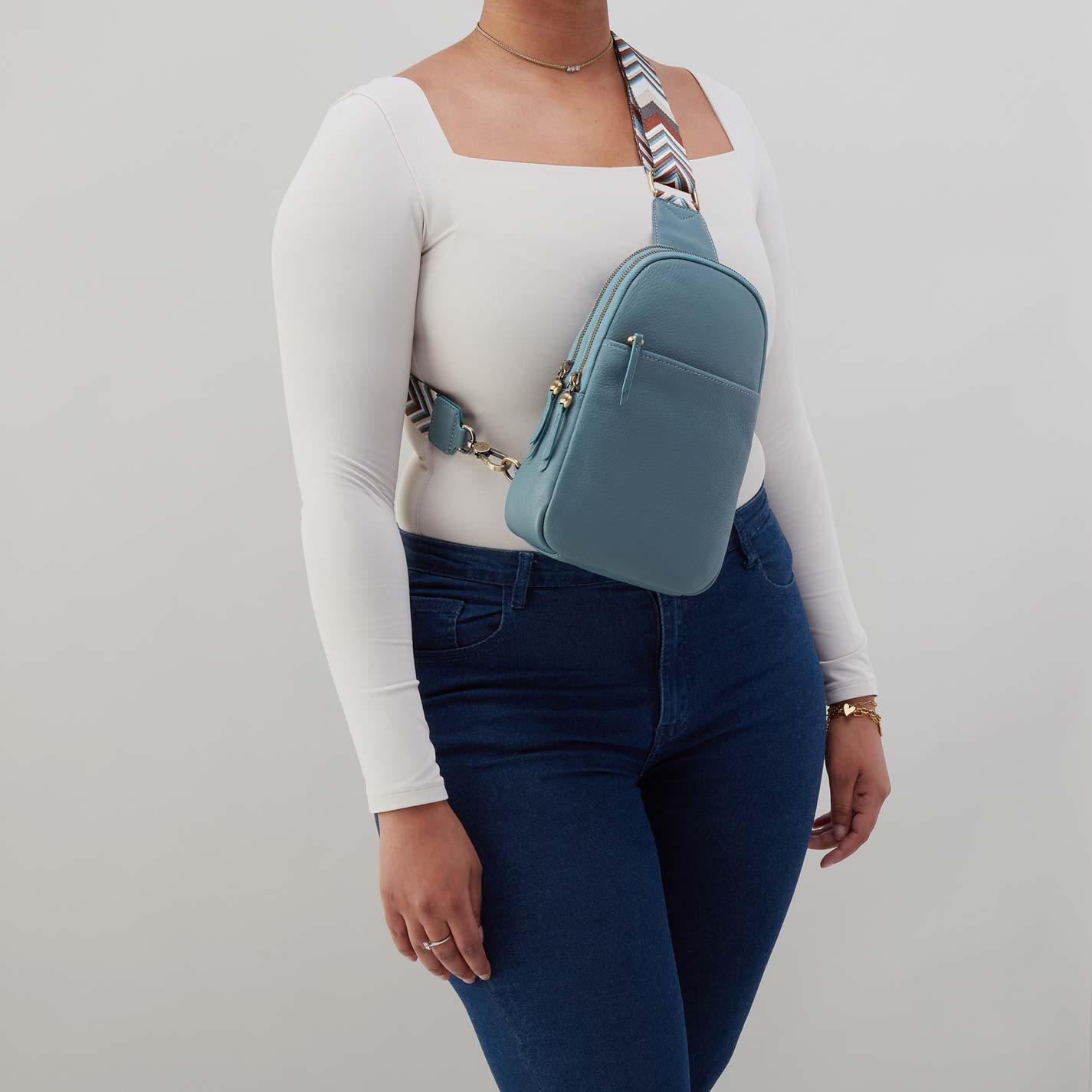 Cass Sling in Pebbled Leather – Agave Leaf - HOBO
