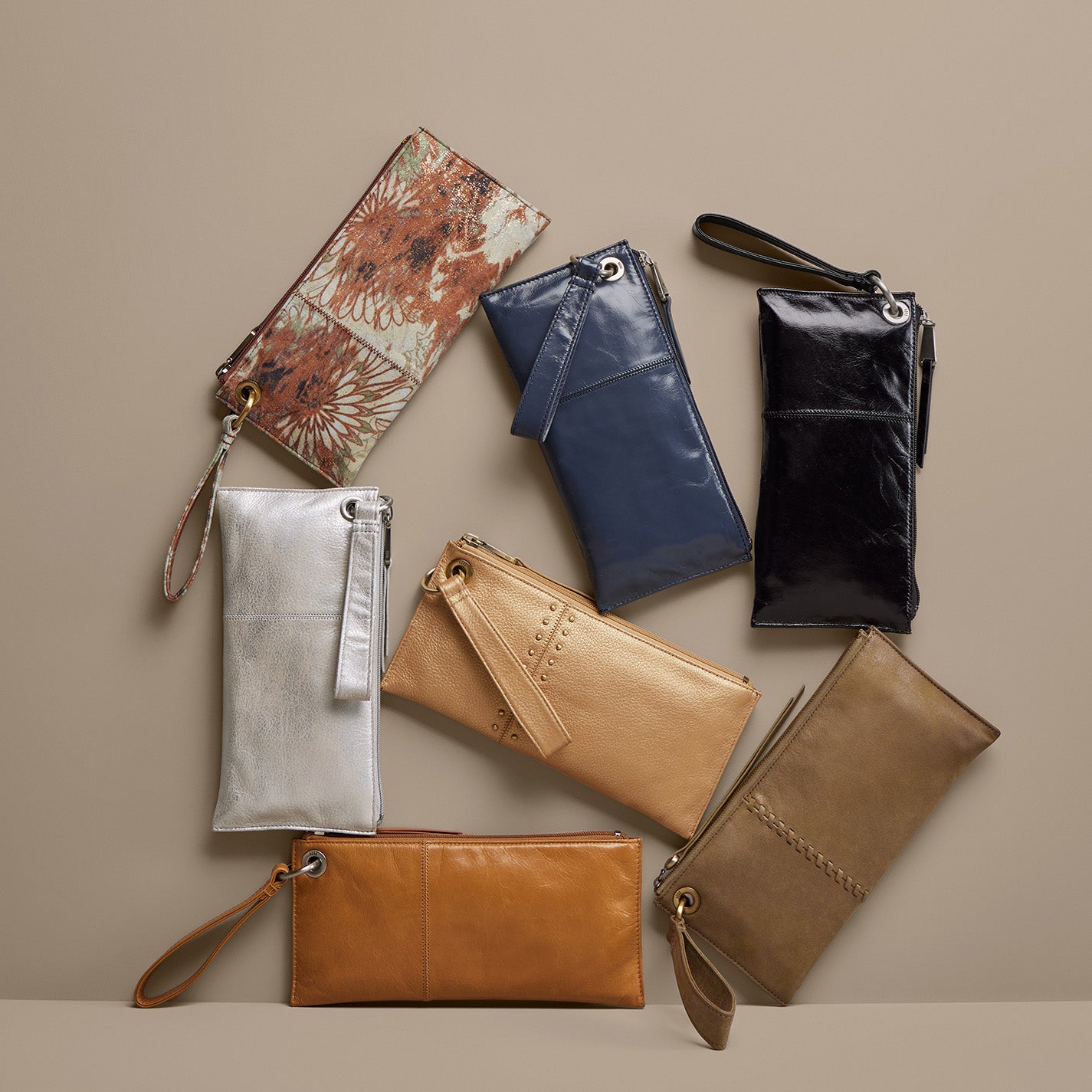 Vida Wristlet in Polished Leather – Black - HOBO