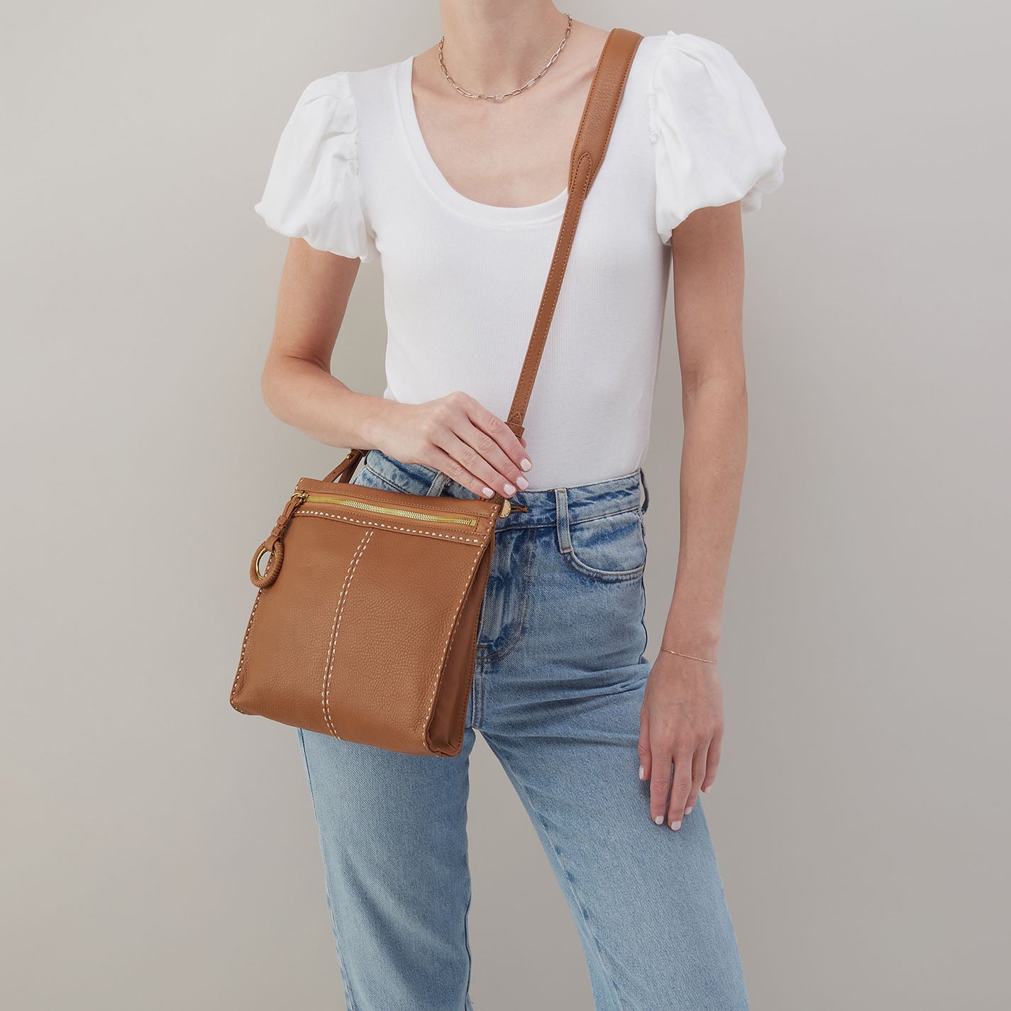 Austin Medium Crossbody in Pebbled Leather – Warm Honey - HOBO