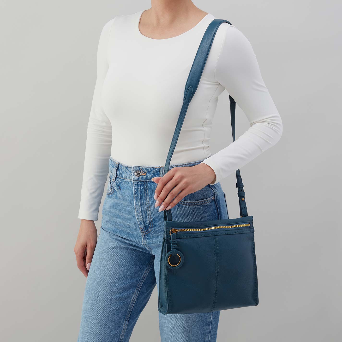 Austin Medium Crossbody in Pebbled Leather – Peacock Feather - HOBO