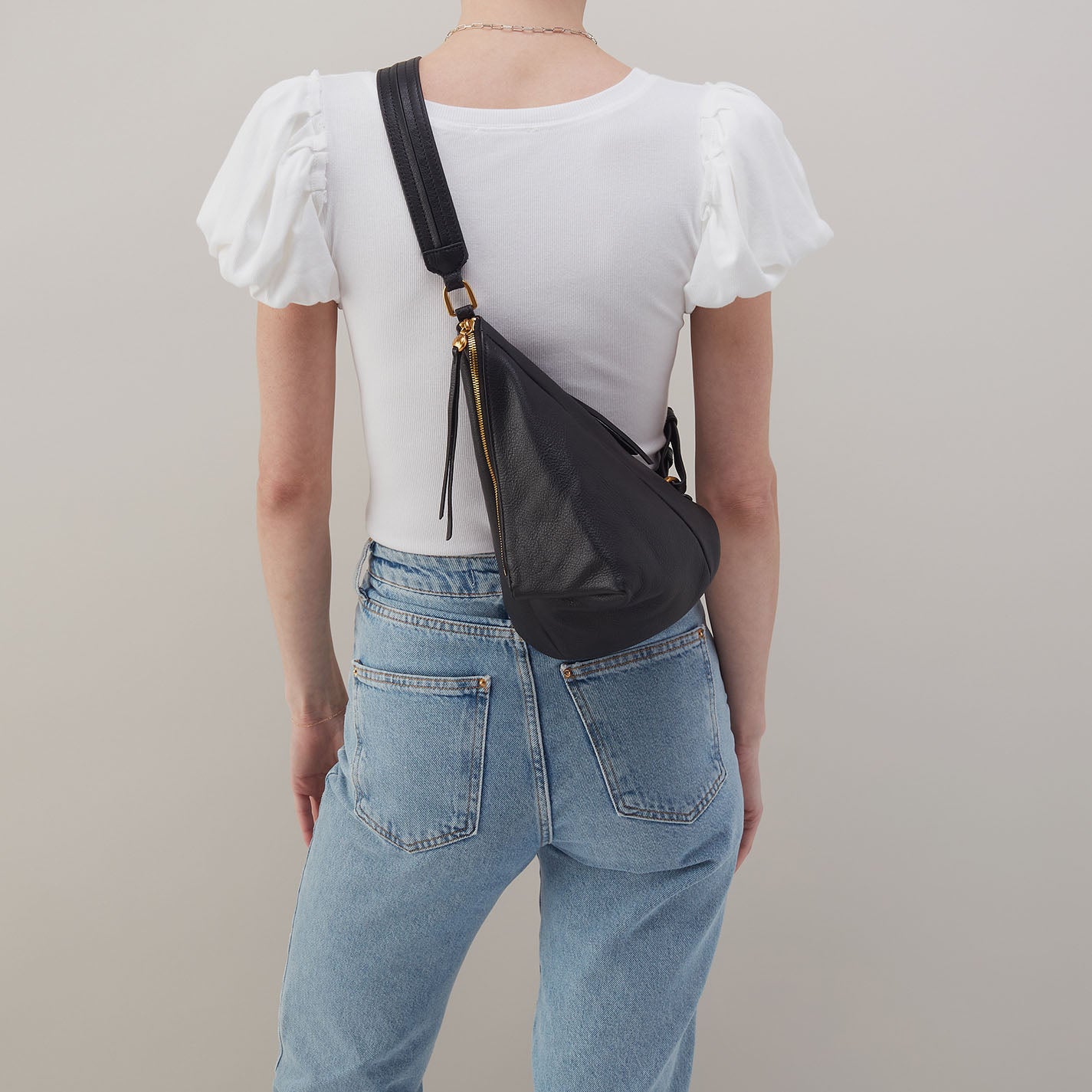 Sway Small Sling In Pebbled Leather – Black - HOBO